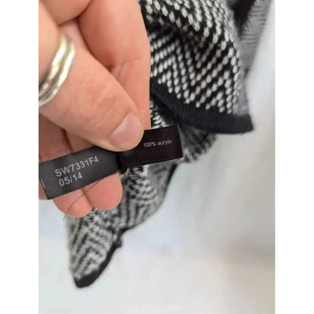 The Limited Black And White Chevron Pullover sweater women's size small SW3